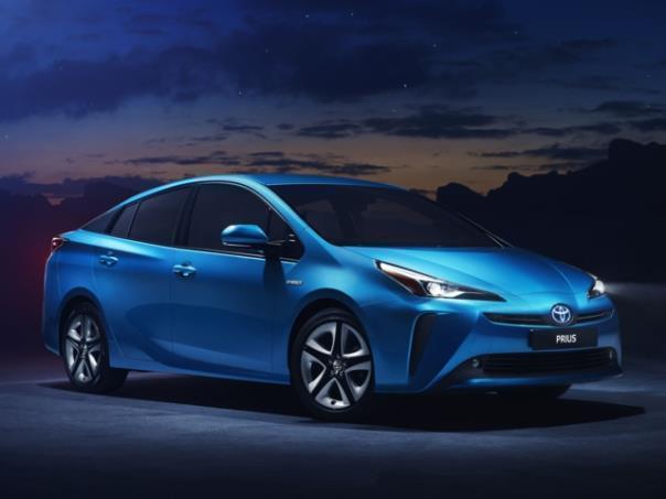 Toyota markiert den nächsten Schritt bei seiner führenden, selbstaufladenden Hybridtechnologie mit der Einführung des neuen elektrischen Hybrid AWD-i Allradantriebssystems beim Prius.